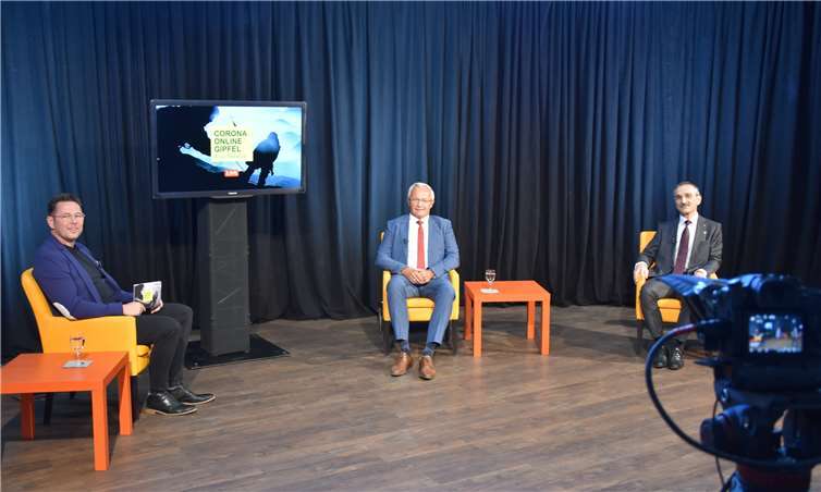 Eine ordentliche Portion Mut strahlte der Live-Talk mit acht regionalen Wirtschaftsexperten aus. Die Wirtschaftsförderungsgesellschaft (WFG) im Landkreis Neuwied hatte das neue, virtuelle Format initiiert, um Unternehmen Antworten zu geben und Perspektiven aufzuzeigen. Dabei war die innovative Form der Veranstaltung stellvertretend für einen wichtigen Grundtenor des Gipfels: Der Landkreis strotzt vor Krisenkraft. (v.l.n.r.) Moderator Marc Ulrich im Live-Talk mit Landrat Achim Hallerbach und Sparkassen-Vorstand Dr. Hermann-Josef Richard.