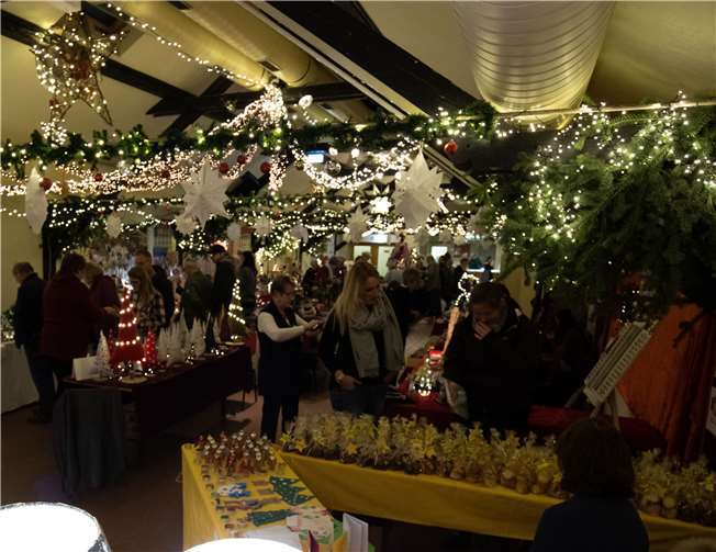 Eine perfekt geschmückte Halle erwartete die Besucherinnen und Besucher.