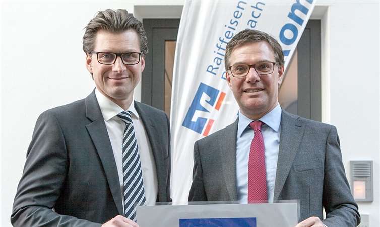 Eine positive Jahresbilanz für 2015 zogen die beiden Vorstandsmitglieder der Raiffeisenbank Rheinbach Voreifel eG, Mathias Lutz und Burkhard Kraus.-JOST