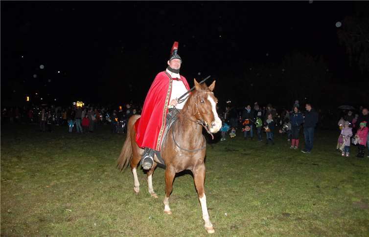 Eine prächtige Erscheinung und ein toller Eindruck für die vielenDierdorfer Kinder, die beim Martinsumzug mitgingen: Sankt Martin,dargestellt von Herbert Brühl, auf seinem temperamentvollen Pferd.