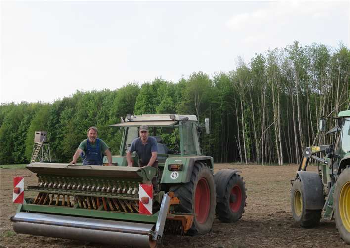 Eine professionelle Sähmaschine brachte die Blumensamen in die Erde. Fotos: privat