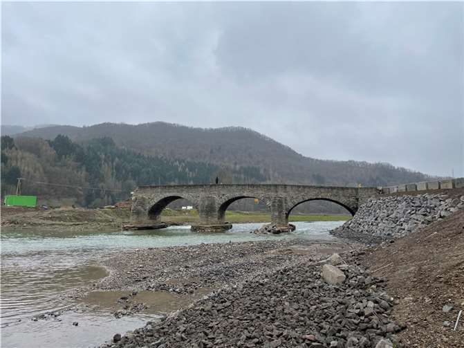 Ahrtal: Wiederaufbau oder Neuaufbau als Modellregion? Eine rege Diskussion ist etwa um die Frage entbrannt, ob die Nepomukbrücke in Rech abgerissen werden oder erhalten bleiben soll. Foto: Archiv ROB