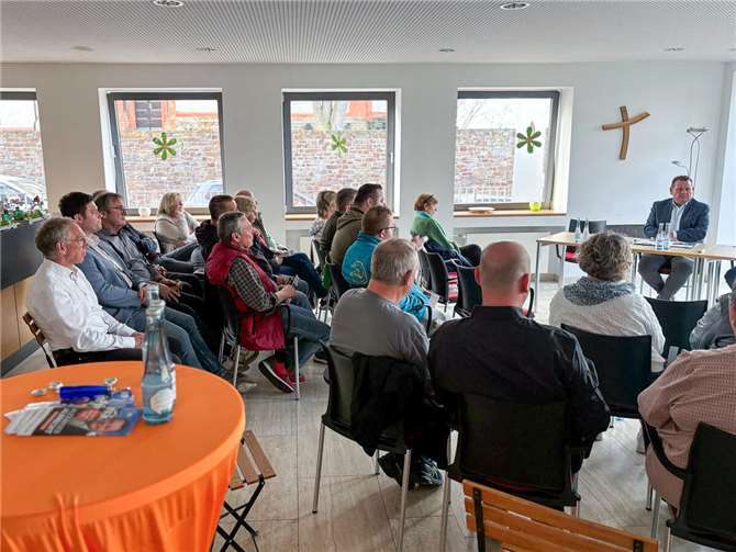 Eine rege Diskussion über die künftige Entwicklung der Sinziger Kernstadt prägte die Dialogveranstaltung von Bürgermeisterkandidat Alexander Albrecht.  Foto: Guido Korth