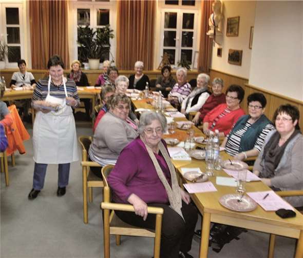 Eine reiche Auswahl an Kartoffel-Rezepten präsentierte Elke Kraus den Landfrauen aus Kruft. privat