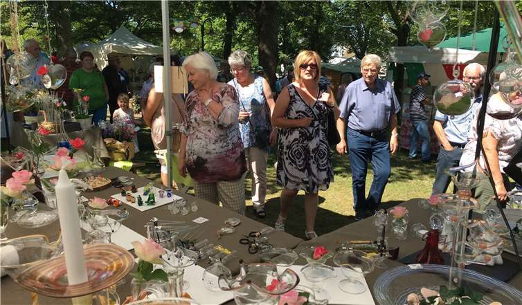 Eine reiche Auswahl kunsthandwerklich hergestellter Waren wird den Gästen präsentiert.Fotos: Privat/Archiv