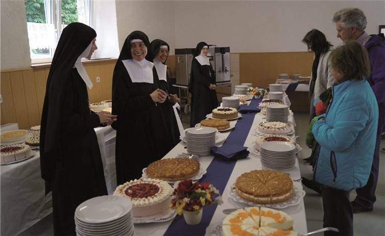 Volles Haus beim „Tag der offenen Tür“ Eine reichhaltige Kuchentafel konnten die Anbetungsschwestern ihren Gästen bieten. TT