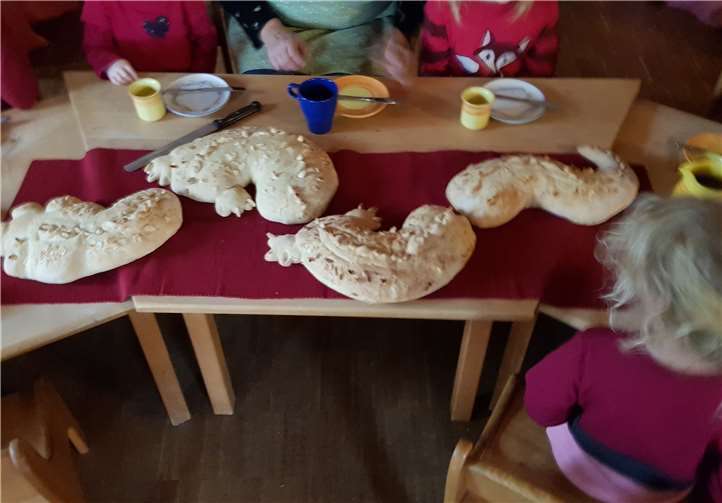 Eine reichlich gedeckte Festtafel lädt zum gemeinsamen Festessen ein. Foto: privat
