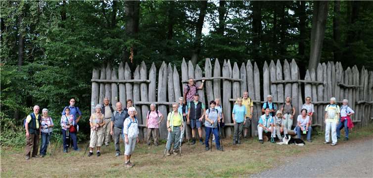 Eine rekonstruierte Pfahlwand war eines der Highlights für die 27 Wanderer. Foto: privat
