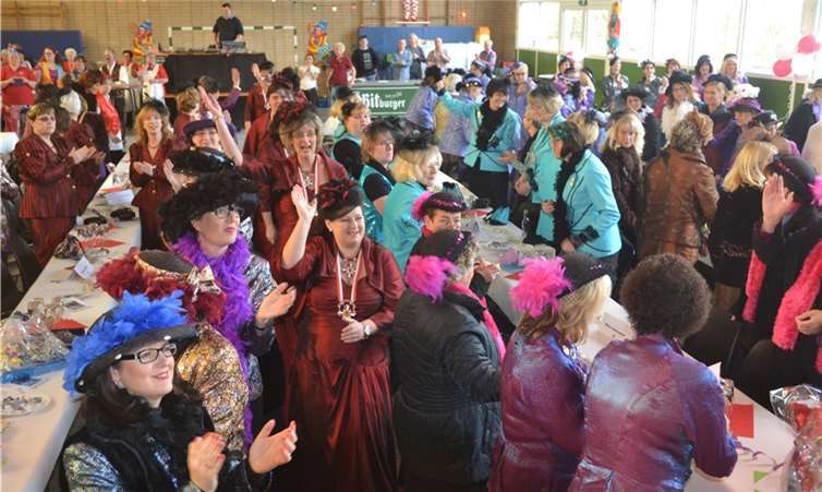 Eine riesige Gästeschar von weit über 250 Möhne der gesamten Rheinschiene konnten die Wölle-Möhne Oberwinter zu ihrem Jubiläum begrüßen. AB