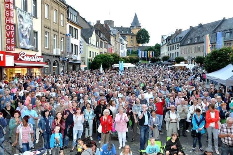 Eine riesige Menschenmenge folgte den Klängen der Vollblutmusiker.