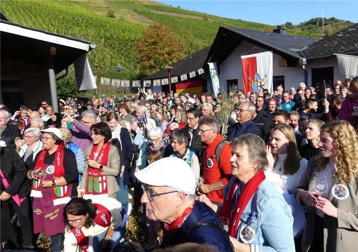 Eine riesige Menschmenge hieß die neue Weinregentin in ihrem Heimatort an der Mosel willkommen.