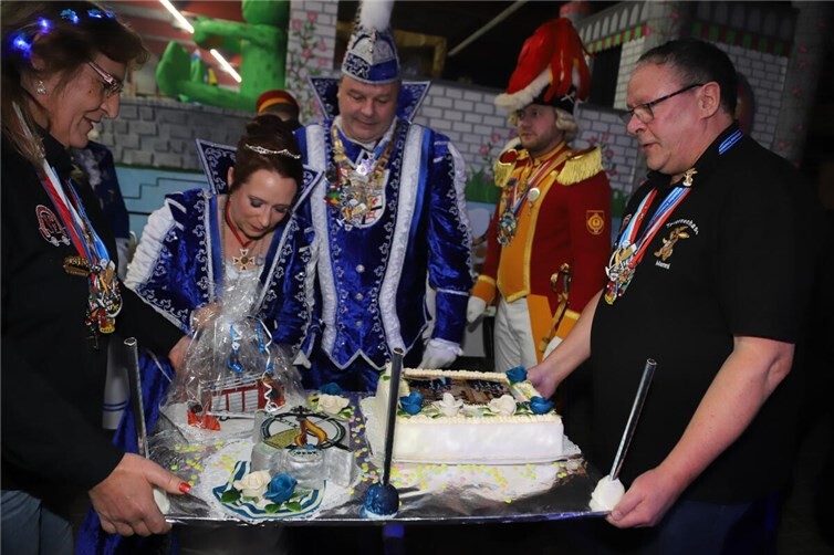 Eine riesige Motivtorte wurde überreicht.