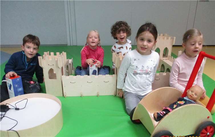 Eine riesige Turnmatte, zum drunter und drüber krabbeln, finanziert vom Förderverein, lädt die Kinder im Kath. Kindergarten St. Nikolaus in Mendig zum Bewegen ein.Foto: privat