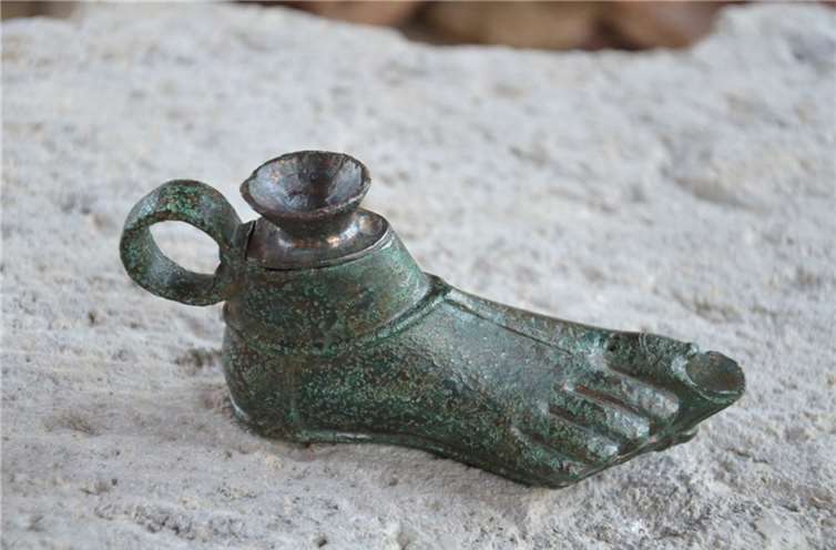 Eine römische Öllampe in Form eines menschlichen Fußes ist eines der Highlights der Sonderausstellung in der Römervilla. W. Mertens)