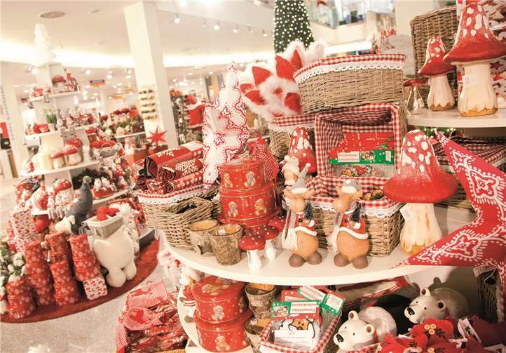 Eine rote und klassische Themenwelt mit vielen weihnachtlichen Accessoires steigert die Vorfreude.