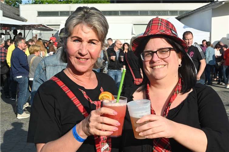 Eine rotkarierte Ausstattung war auch bei Gabriele Vogt (links) und Astrid Oster aus Ochtendung angesagt.