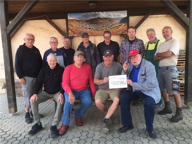 Eine satte Spende erreichte die Wanderfreunde Dernau. Foto: privat