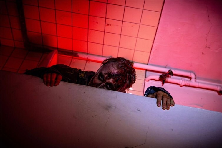 Eine schaurige Figur lauert im Verborgenen – Impressionen der Neuwieder Horrornacht.