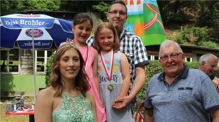 Eine schnelle Familie aus Oberbreisig: Maren Bell (Mitte li.) und ihre Schwester Miriam schafften in ihren Altersgruppen U8 und U6 jeweils den 1. Platz, hinten Vater Markus Bell. Vorne Brunnenkönigin Elena I. und Karl-Heinz Bernardy bei der Siegerehrung.