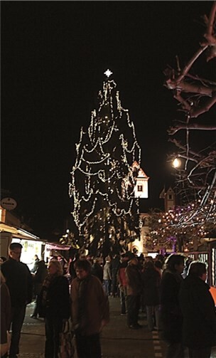 Eine schöne Atmosphäre herrschte schon auf dem Wochenmarkt mit dem jetzt erleuchteten Weihnachtsbaum.