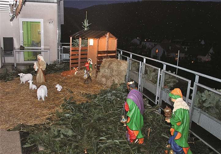 Eine schöne Krippe wurde zur Freude der Bewohner und Gäste auf dem Balkon des Seniorenzentrums gestaltet.privat
