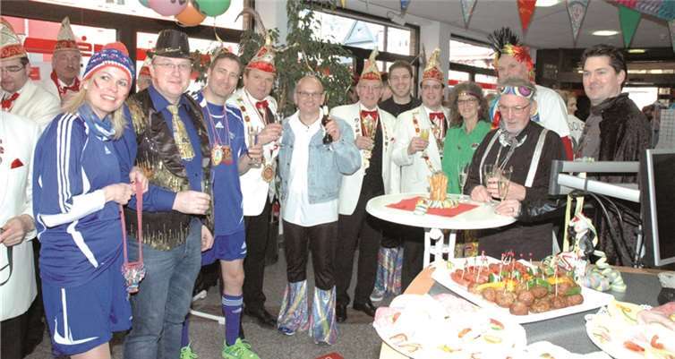 Eine schöne Tradition in Adenau: Die Vertreter der lokalen Geldinstitute, der örtlichen Behörden und die Karnevalisten der Johanniterstadt feiern gemeinsam.