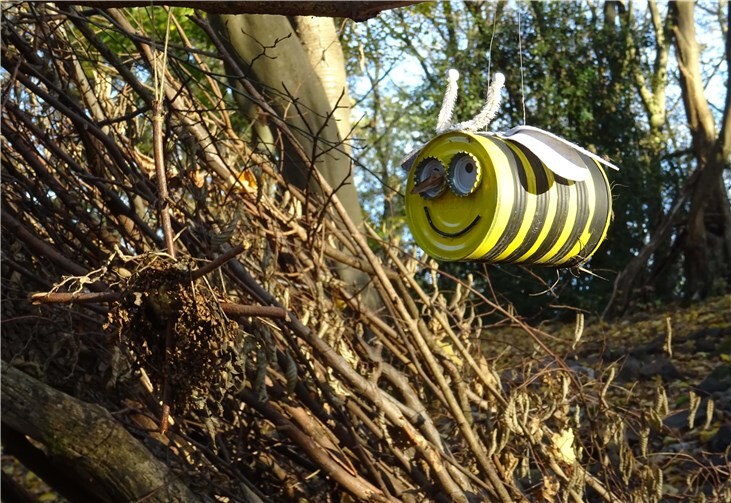 Eine schöne bewundernswerte Kinderidee , an der frischen Luft fantasievoll Corona die Stirn zu bieten .