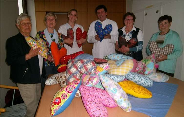 Eine schöne und sehr nützliche Spende: Uschi Reitz (v.l.), Monika Erbacher, Schwester KH Euskirchen, Chefarzt Jacek Goldzinski, Birgit Ismar und Renate Kaliske. privat