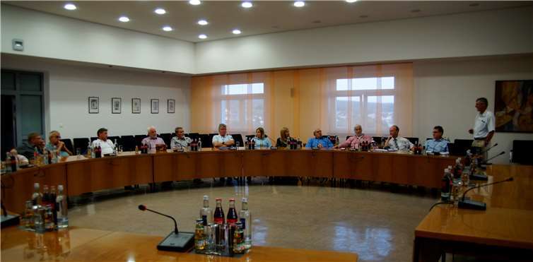 Eine sehr überschaubare Runde fand sich angesichts der Umfrageergebnisse im Rataussaal ein.