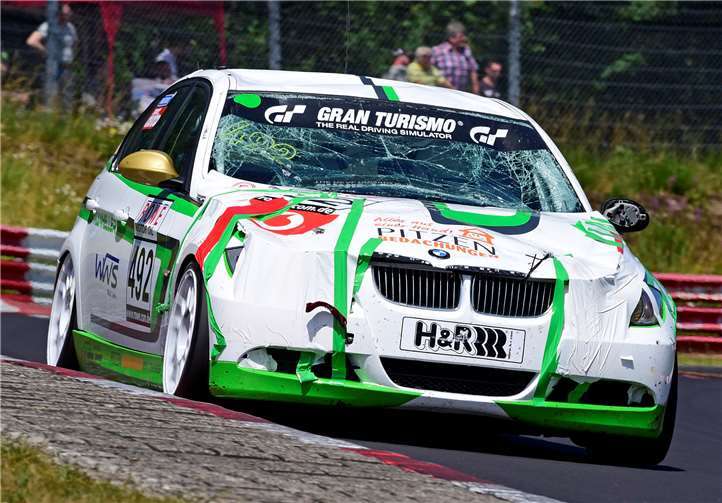 Eine sich selbstständig öffnende Motorhaube zerstörte während des Rennens die Frontscheibe des BMWs von Karsten Knechtges und Marcel Mannheller.