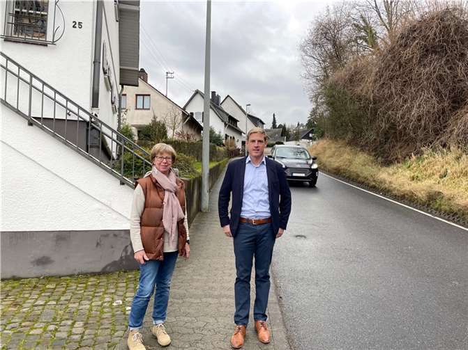 Eine sichere Lösung für den Verkehr erörterten Ortsvorsteherin Angela Linden-Berresheim und Landratskandidat Christoph Schmitt zur aktuellen Situation Im Ellig.Foto: privat