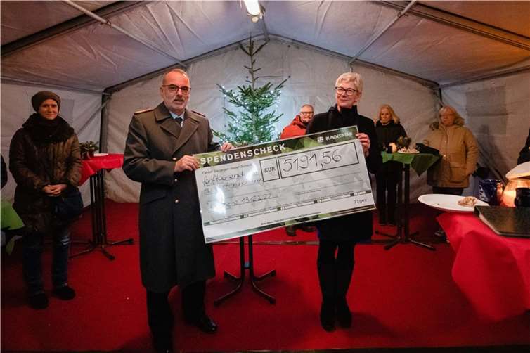 Eine sichtbar erfreute Pfarrerin, Birgit Becker, konnte am Ende des Abends einen Spendenscheck von insgesamt 5.191 Euro aus den Händen von Generaloberstabsarzt Dr. Ulrich Baumgärtner entgegennehmen.