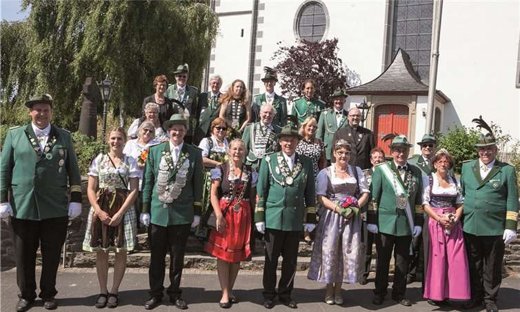 Eine so hochkarätige Majestätenschar gab es wohl noch nie beim Bürger- und Schützenfest der Sankt Sebastianus Schützenbruderschaft Villip. Mit dabei waren unter anderem Diözesankönig Severin Schmitz und Bezirkskönig Volker Spiess.JOST