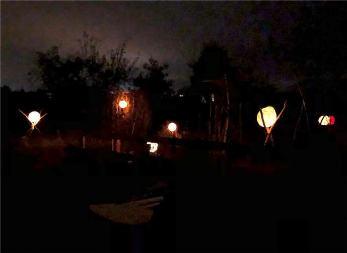 Eine solche Lichtinstallation erwartet die „Winterwanderer“ an der Wegstrecke.  Foto: Claudia Weinand