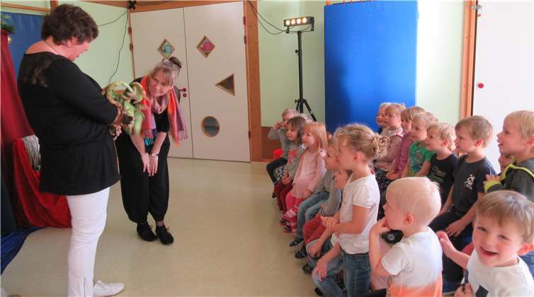 Eine spannende Geschichte hatten Sabine Claßen und Dorothee Vreden vom „Puppentheater am Drachenfels“ mitgebracht.  privat