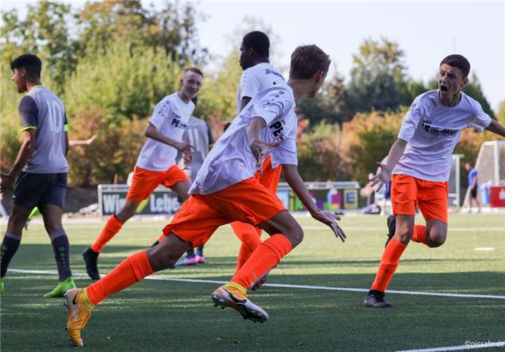 Eine spannende Partie lieferten sich die FC Germania Metternich 1912 e.V. und die JSG Remagen. Foto: Tobias Jenatschek
