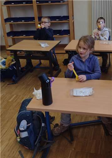 Eine spannende und lehrreiche Einführung in das Projekt „Klasse 2000“ durften die „Pinguine“ und die „Seehunde“ im Januar erleben. Foto: privat