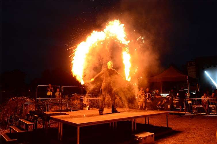 Eine spektakuläre Feuershow versetzte das Publikum in Staunen.