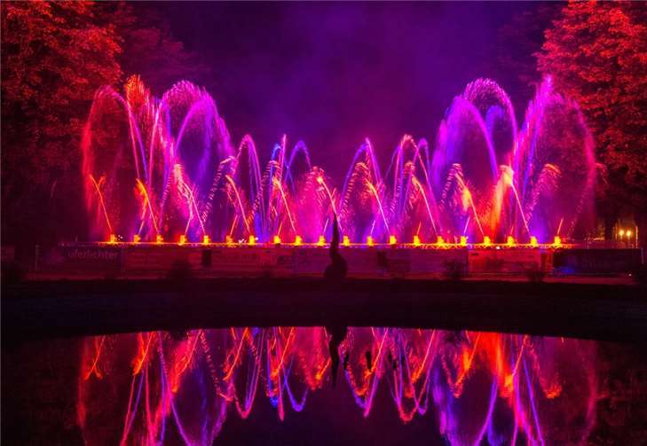 Eine spektakuläre und farbenprächtige Wassershow.