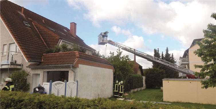 Eine spezielle Schleifkorbtrage wurde senkrecht in den Schacht herunter gelassen und der Verletzte konnte aus der Tiefe gerettet werden. privat