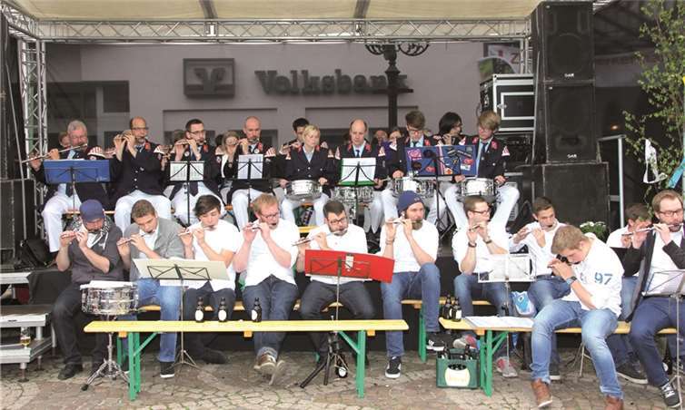 Eine spontane, gemeinsame Jamsession servierten der Spielmannszug Ahrweiler und das Junggesellen-Tambourcorps aus Ahrweiler.