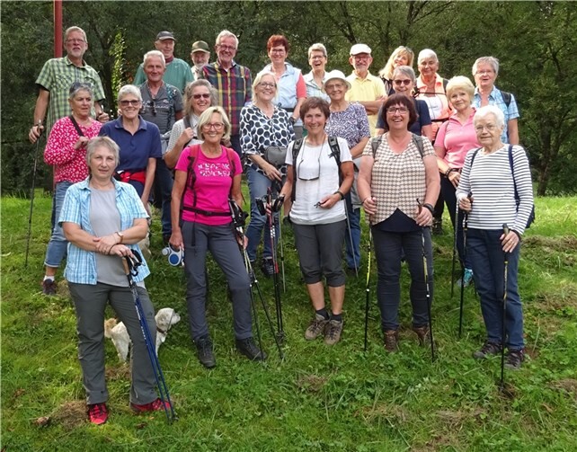 Eine sportliche Wanderung führte die „Morgenlatscher“ von Roßbach über das Roßbacher Häubchen zum Elsbacher Bolzplatz.Foto: privat