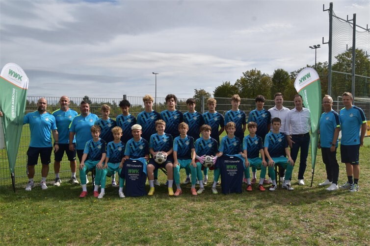 „Eine starke Gemeinschaft“ – ganz im Sinne des WWK-Mottos: Die WWK-Versicherung stattete die C1 der JSG Vulkaneifel mit Aufwärmshirts und Rucksäcken aus. Mannschaft und Trainerteam bedanken sich herzlich für das Engagement.