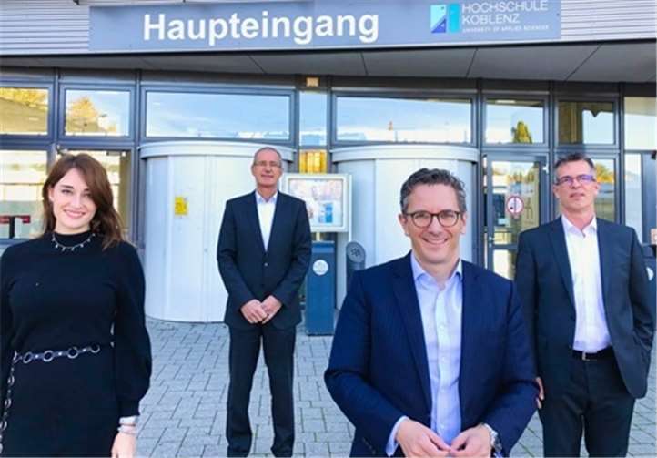 „Eine starke Hochschule in Koblenz ist eine der zentralen Voraussetzungen für eine gute wirtschaftliche Entwicklung der gesamten Mittelrhein-Region“, so das Resümee des SPD-Bundestagskandidaten im Wahlkreis 199 nach dessen Besuch an der Hochschule Koblenz.Quelle: Büro von Dr. Thorsten Rudolph