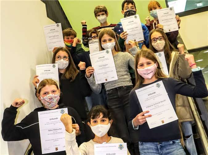 Eine starke Leistung - die erfolgreichen Schülerinnen und Schüler freuen sich gemeinsam mit ihrer betreuenden Lehrerin Sigrid Eberle über die Qualifikation für die 2. Runde der Mathematik-Olympiade.Foto: privat