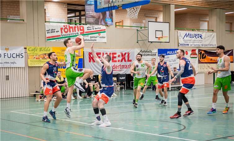 Eine starke Leistung zeigte der TuS Treis-Karden (in grün-weiß mit von links Felix Dauns, Milan Trtic, Leon Jungblut und Norman Klima) gegen den Meister aus Mainz.  Foto: Lisa Ferrlein