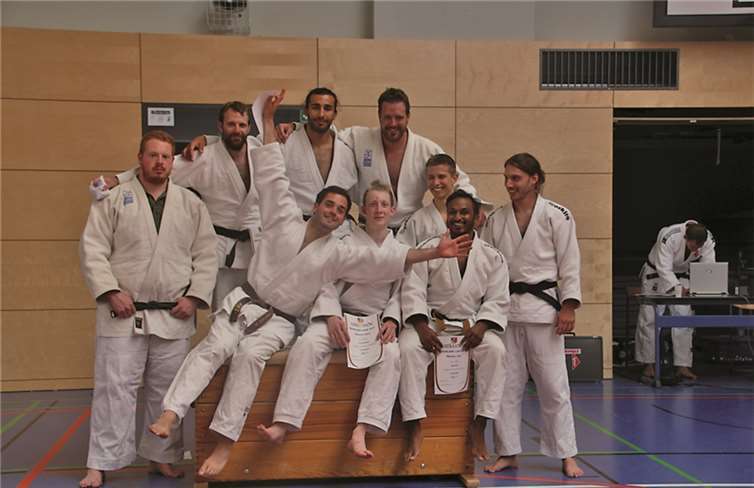 Eine starke Mannschaft (v.li.stehend): Benjamin Klöckner, Richard Rockenfeller, Seizar Bchara, Robert Rockenfeller, Markus Lehmann und Sebastian Hartmann, (v.li. sitzend): Guido Sonnen, Daniel Schuf und José Klein. JW/Presse JCNR