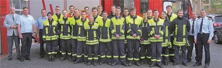 Eine starke Truppe: Gemeinsam haben die jungen Feuerwehrangehörigen an einem Grundausbildungslehrgang „Truppmann Teil 1“ im Feuerwehrgerätehaus Cochem erfolgreich teilgenommen. privat