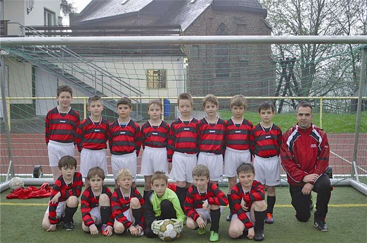 Eine starke Truppe: die F-Jugend des VfB Linz: (H.v.l.) Linus Weißenfels, Niklas Klinnert, Florian Boden,Felix Oelpenich, Matti Below, Louis Mesenholl, Florian Velling, Laurence Esser, Arndt Klinnert(Trainer); (V.v.l.) Marvin Scapin, Dennis Eisenhauer , Jason Kinner , Böjrn Schäl , Matan Kiak , Phillip Ruf. Es fehlen : Jonas Baumann und Gentrit Ramadani. privat