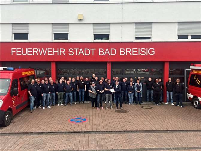 Eine starke Truppe für die Verbandsgemeinde Bad Breisig und die Region. Bürgermeister Marcel Caspers und Wehrleiter Ronny Zilligen überreichen im Rahmen des Kameradschaftsabends 2023 die Verleihungsurkunden und die rheinland-pfälzische Fluthilfemedaillen 2021 stellvertretend an die Wehrführer der Verbandsgemeinde Bad Breisig sowie ein Präsent an alle aktiven Kameradinnen und Kameraden.  Copyright: VG Bad Breisig